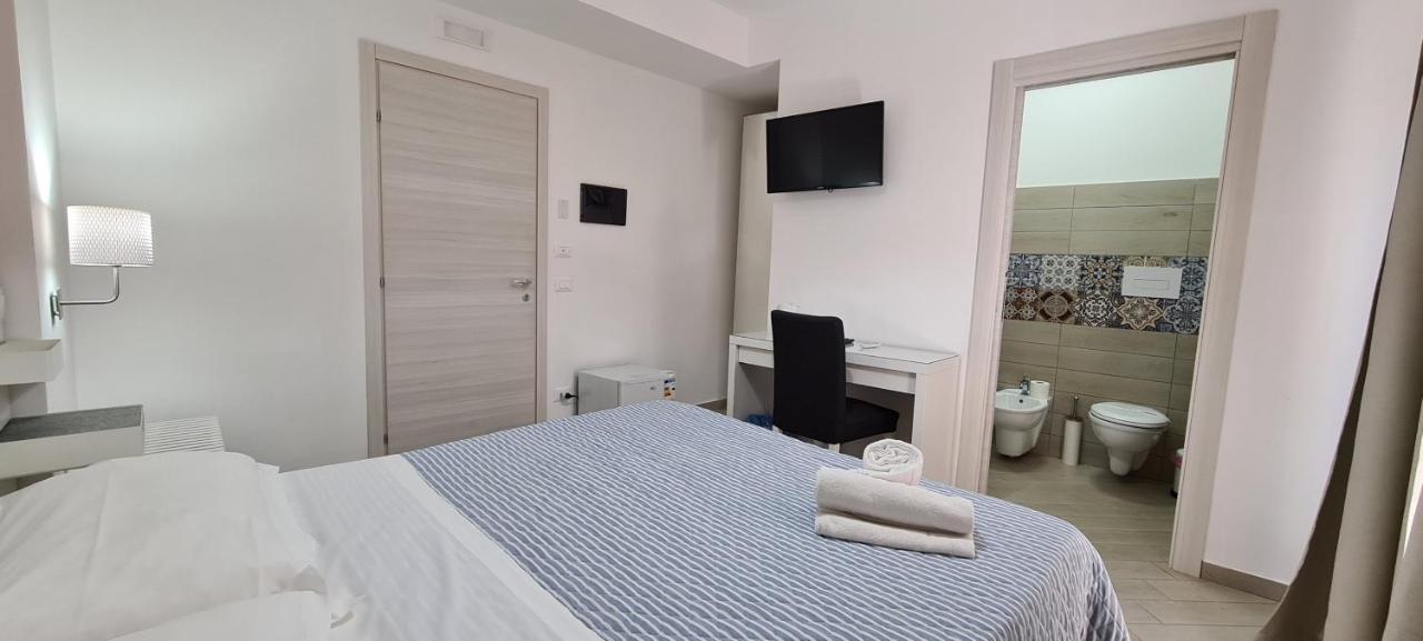 Belvedere Rent Rooms Campofelice Di Roccella Bagian luar foto