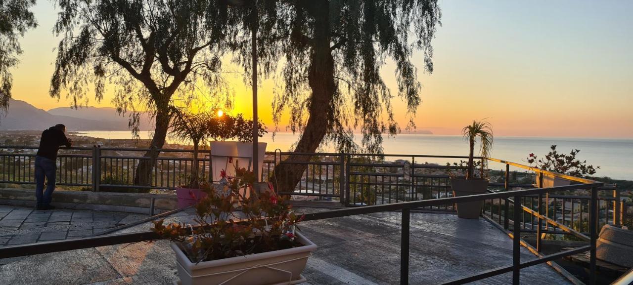 Belvedere Rent Rooms Campofelice Di Roccella Bagian luar foto