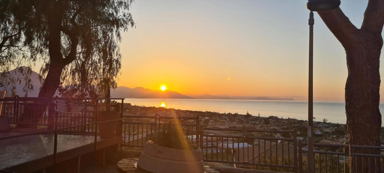 Belvedere Rent Rooms Campofelice Di Roccella Bagian luar foto