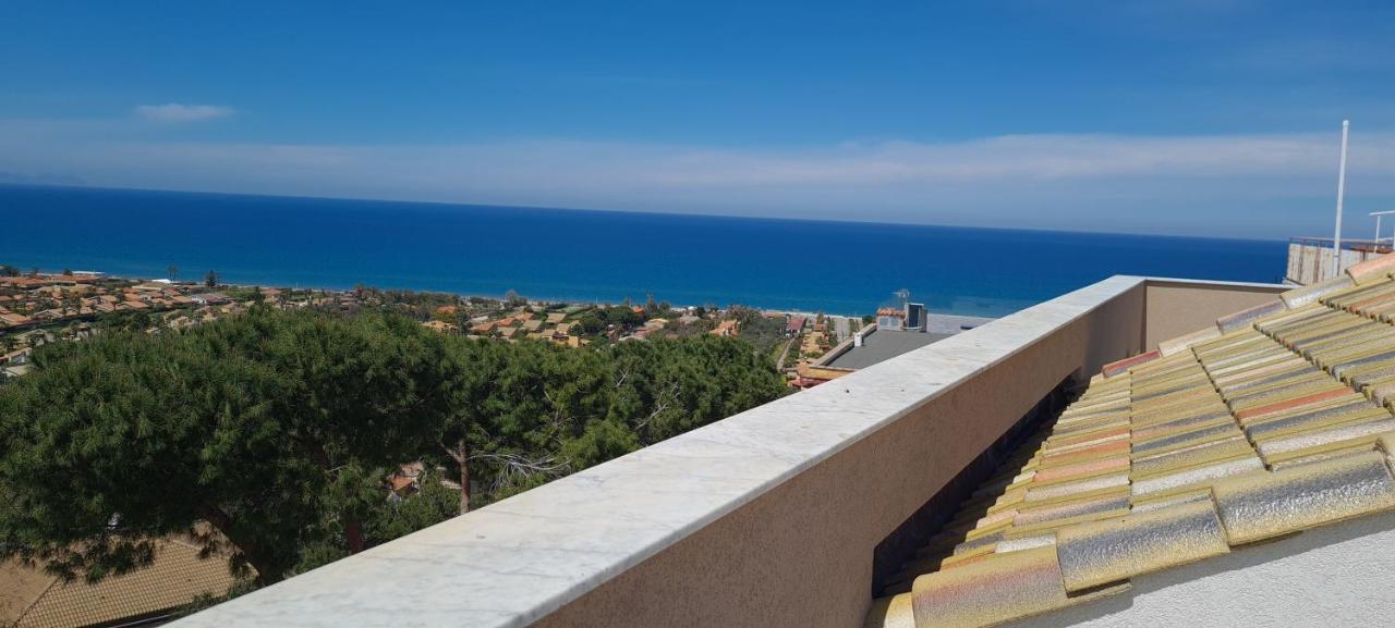 Belvedere Rent Rooms Campofelice Di Roccella Bagian luar foto
