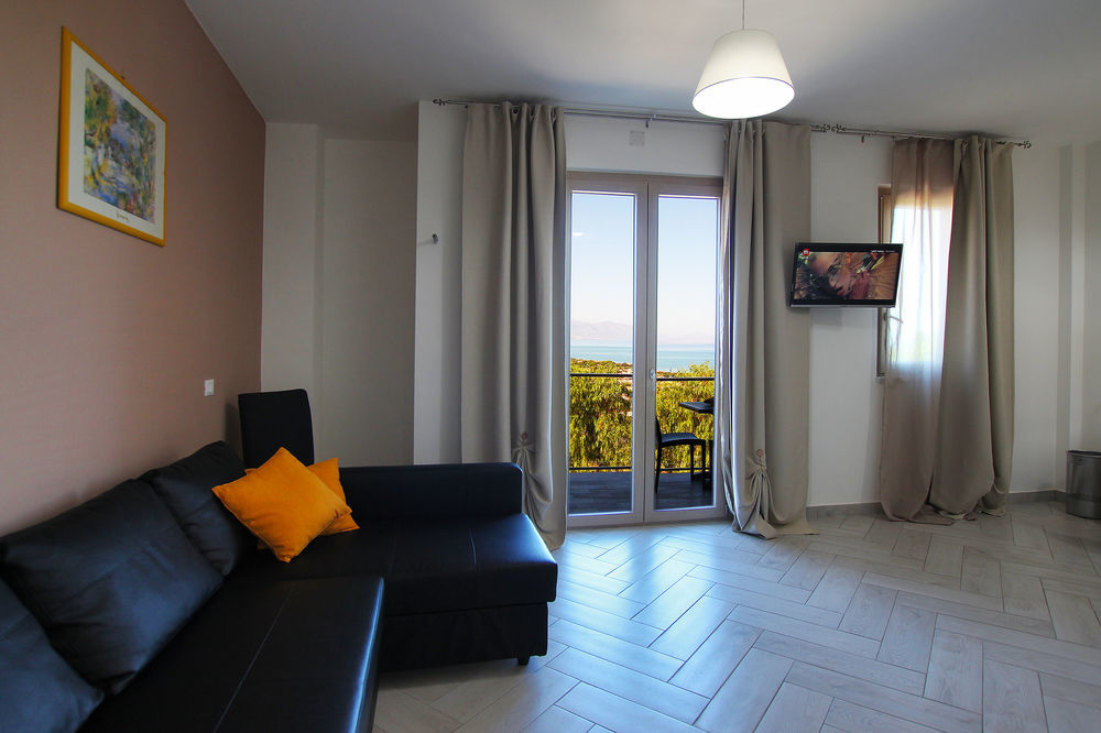 Belvedere Rent Rooms Campofelice Di Roccella Bagian luar foto