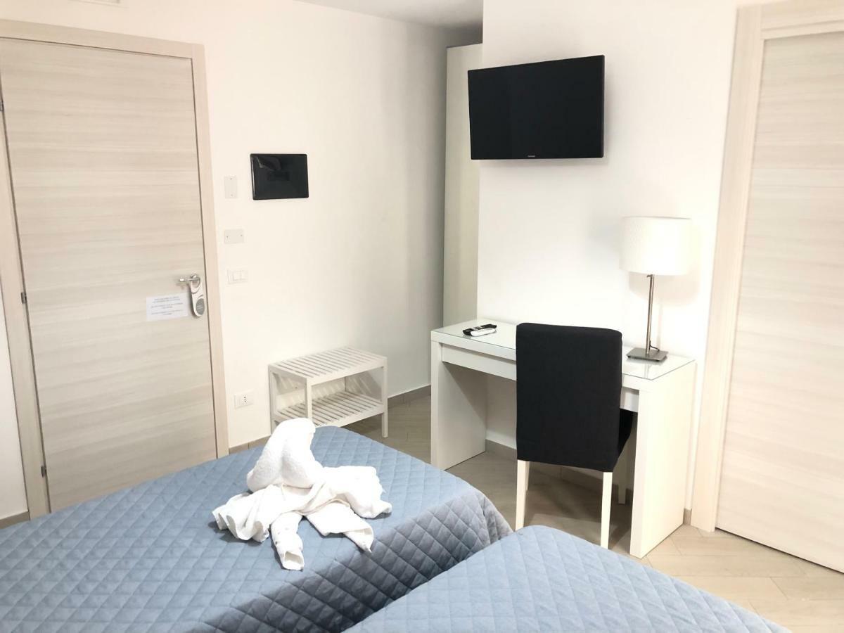Belvedere Rent Rooms Campofelice Di Roccella Bagian luar foto